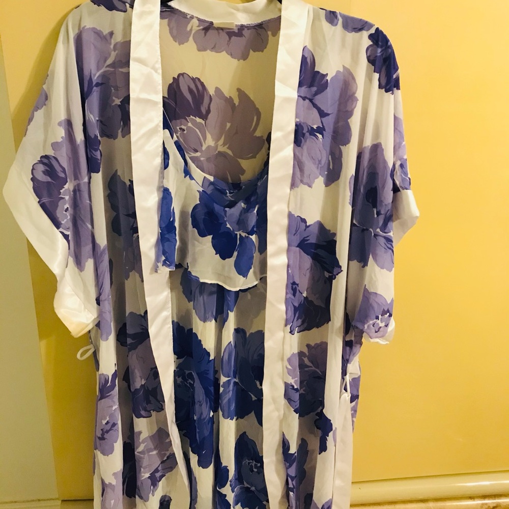 2 pieces, short gown& robe , like new